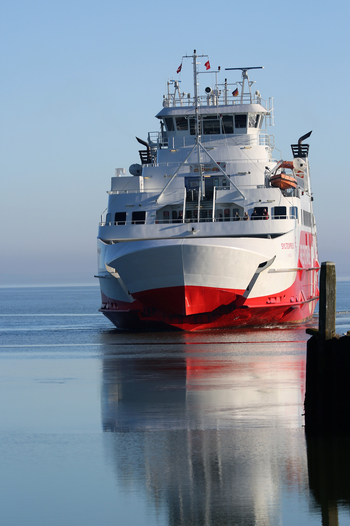 Fähre von Romö (DK) nach Sylt, List, bei spiegelglattem Meer