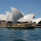 Fähre vor der Sydney Opera