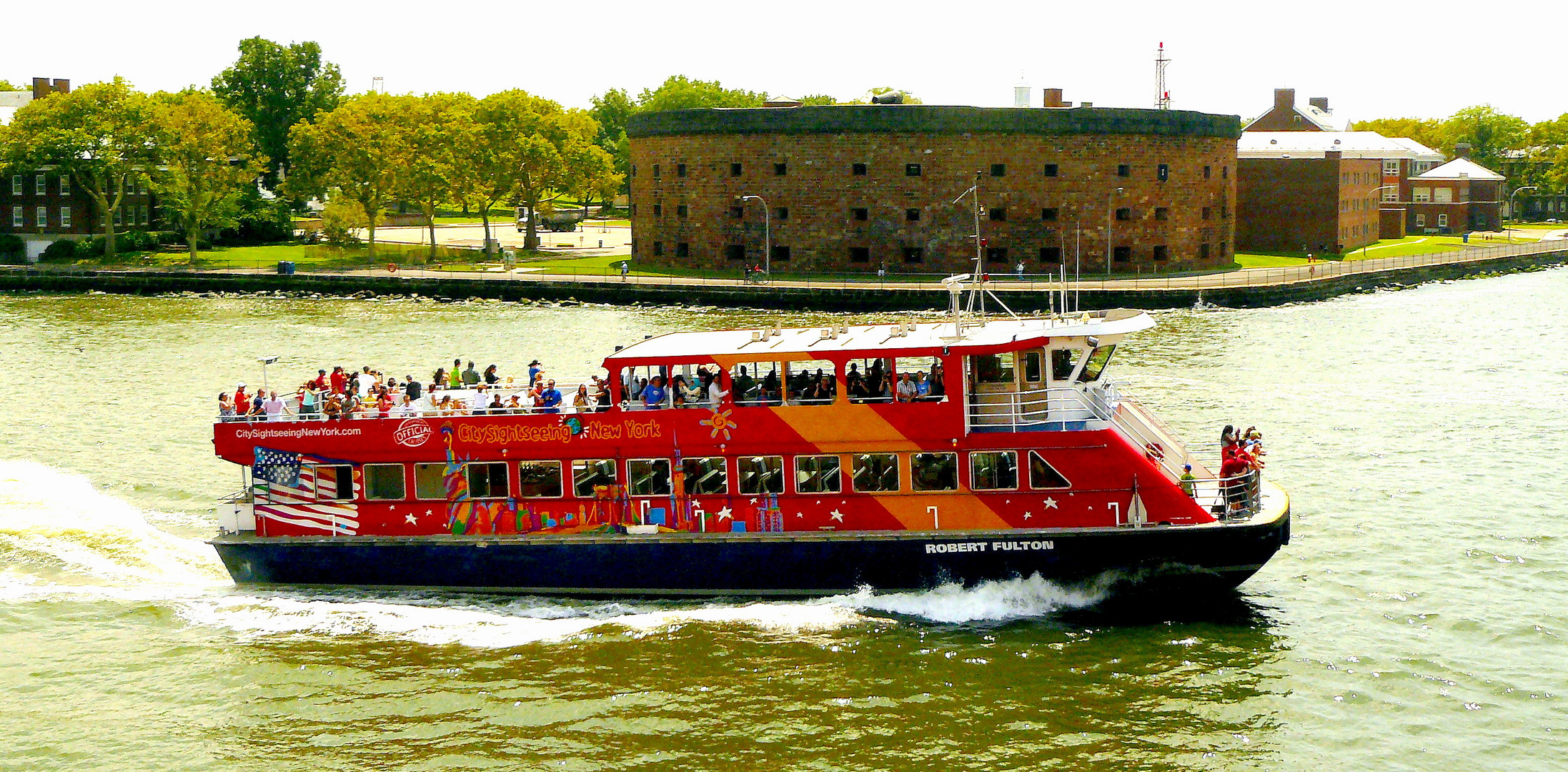 Fähre vor Governors Island vor Manhattan war lange Jahre Sperrgebiet