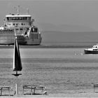 Fähre zur Insel Krk - Ein Gigant am Strand 