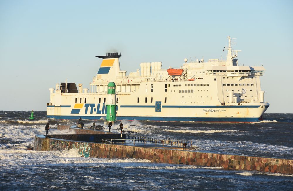 Fähreinlauf beim Sturmtief "Zeetje" in Warnemünde