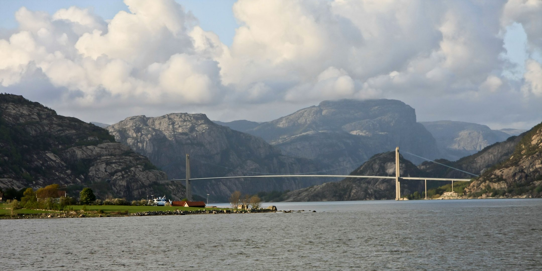 Fährenblick über den Fjord