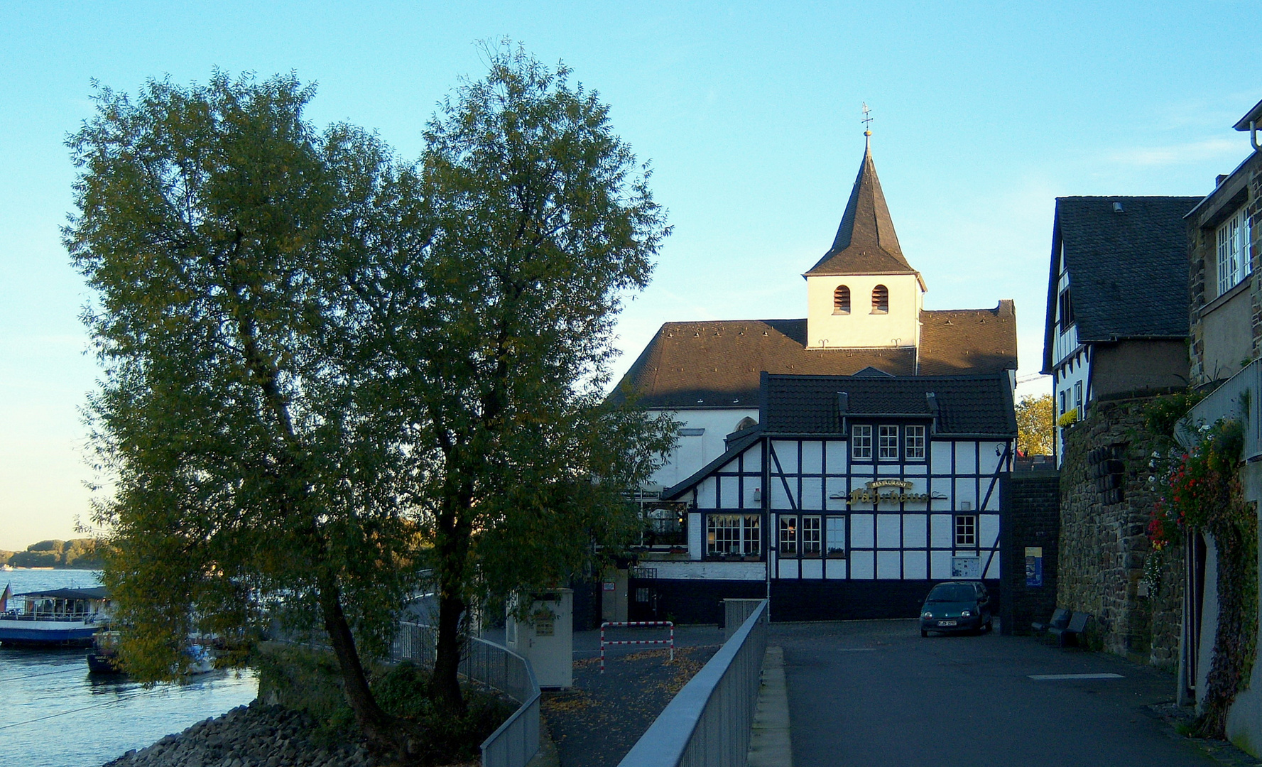 Fährhaus mit der Kapelle Alt St. Maternus