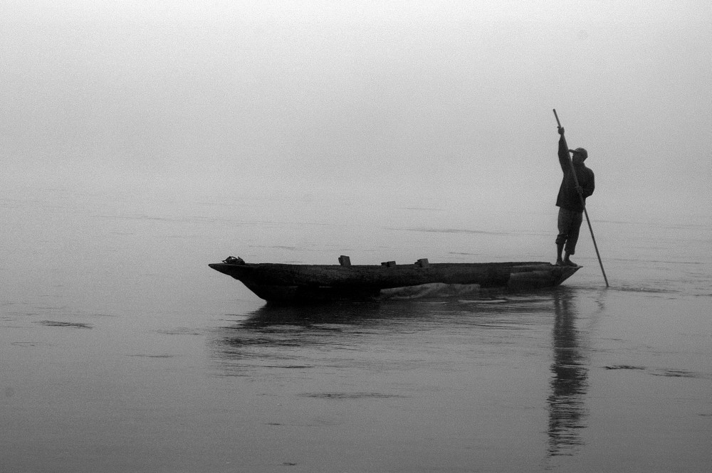 Fährmann am frühen Morgen in Sauraha, Nepal