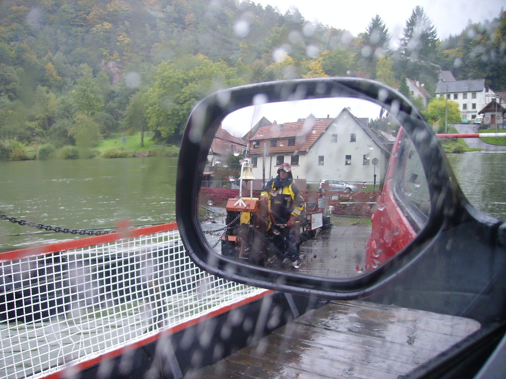 Fährmann im Rückspiegel.