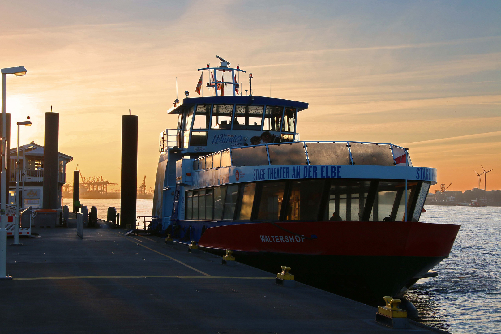 Fährschiff bei Sonnenaufgang