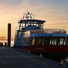 Fährschiff bei Sonnenaufgang