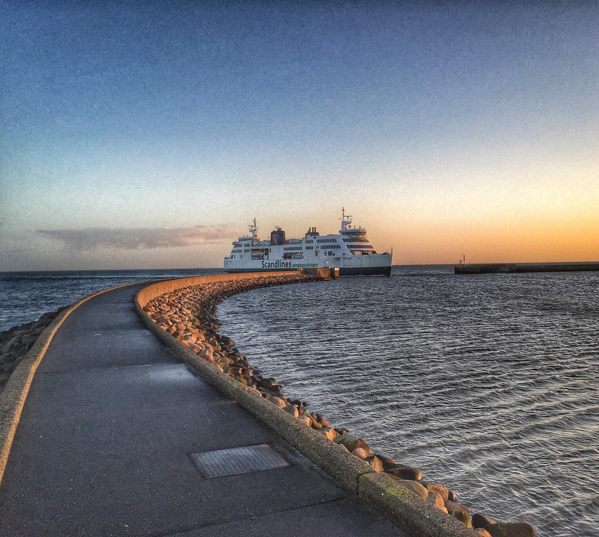 Fährschiff beim Einlaufen