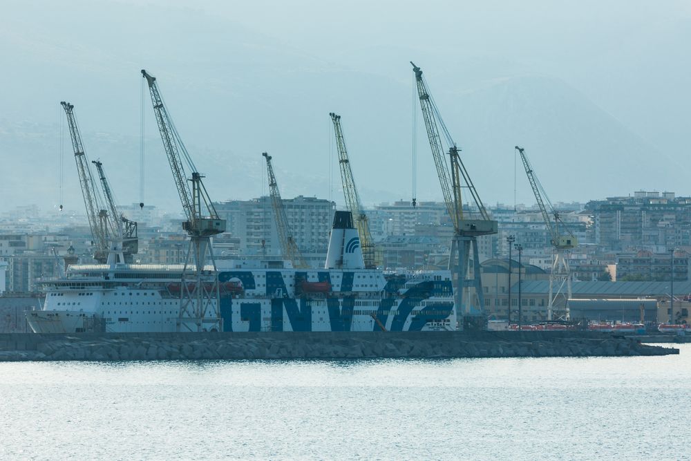 Fährschiff im Hafen von Palermo