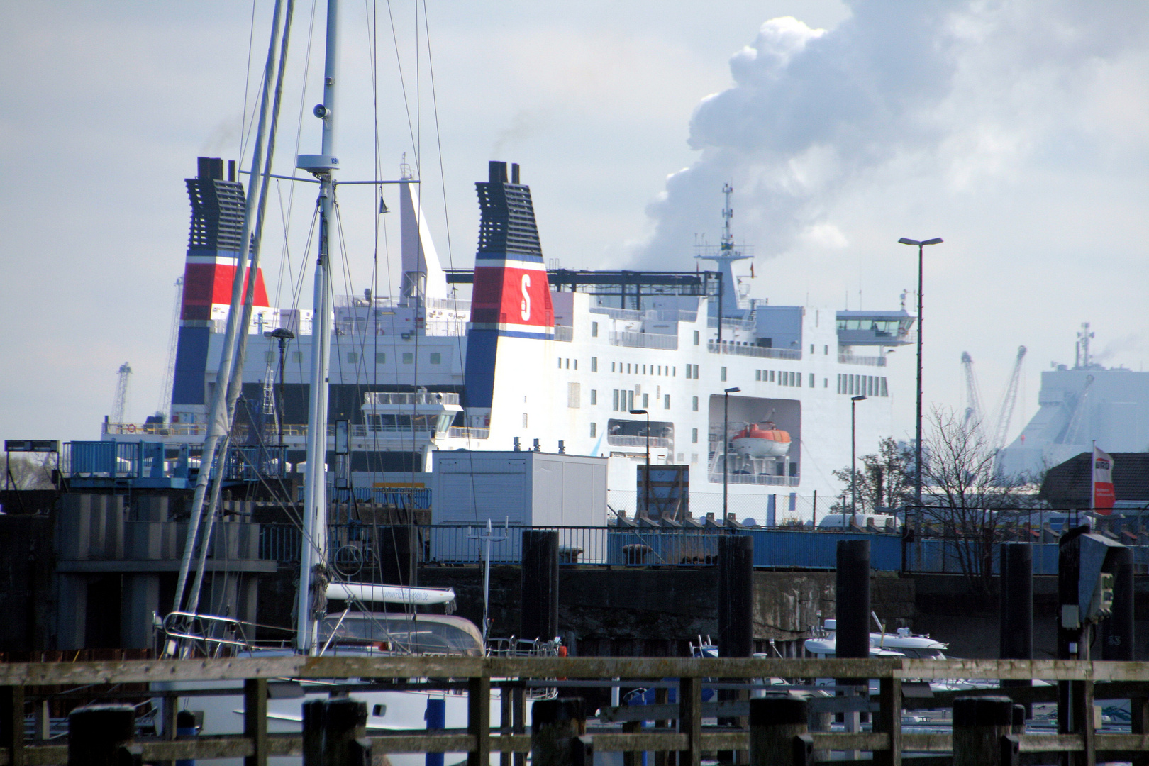 Fährschiff in der Hafeneinfahrt