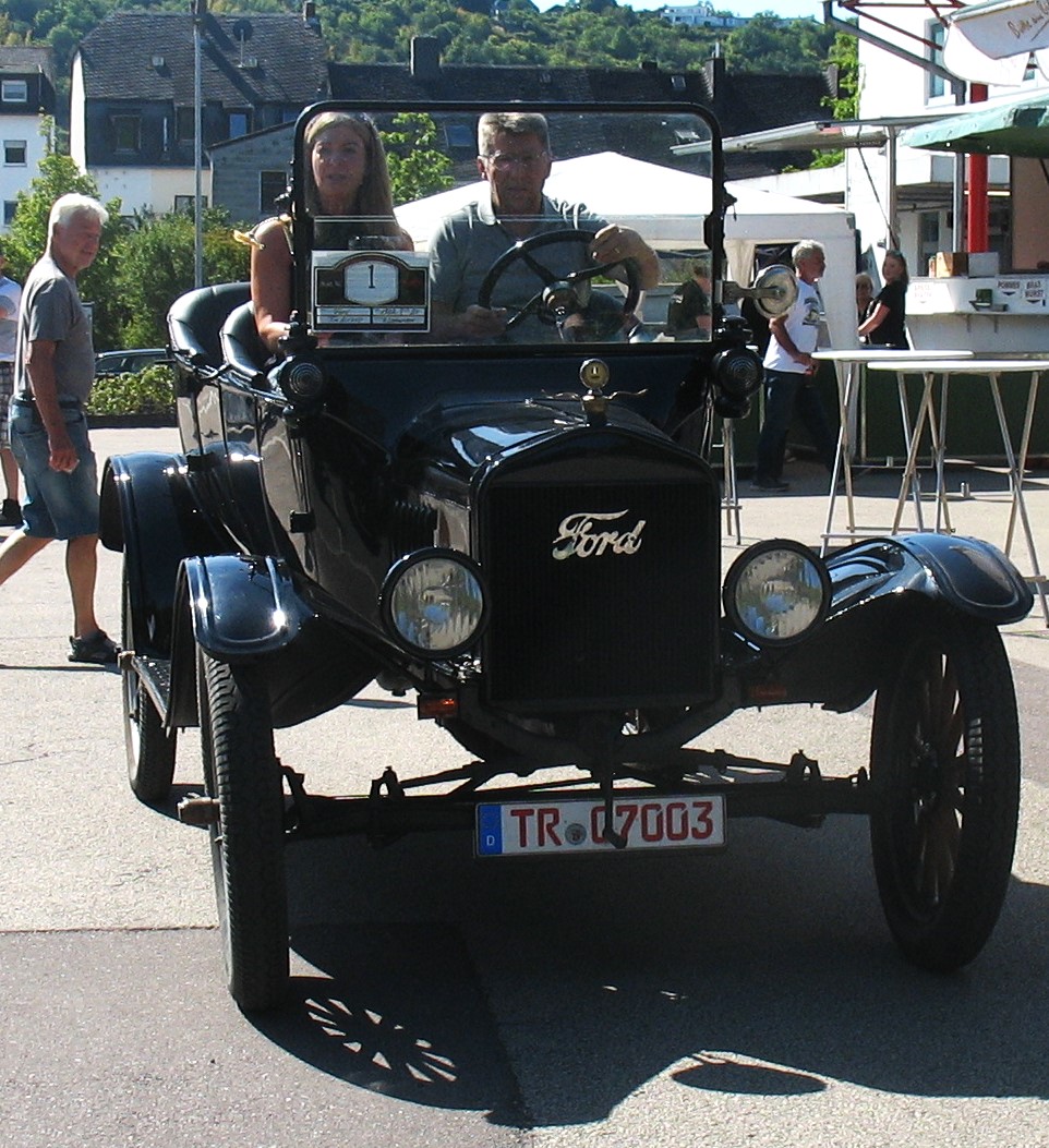 fährt der alte Lord fort, fährt er nur im Ford fort, und...