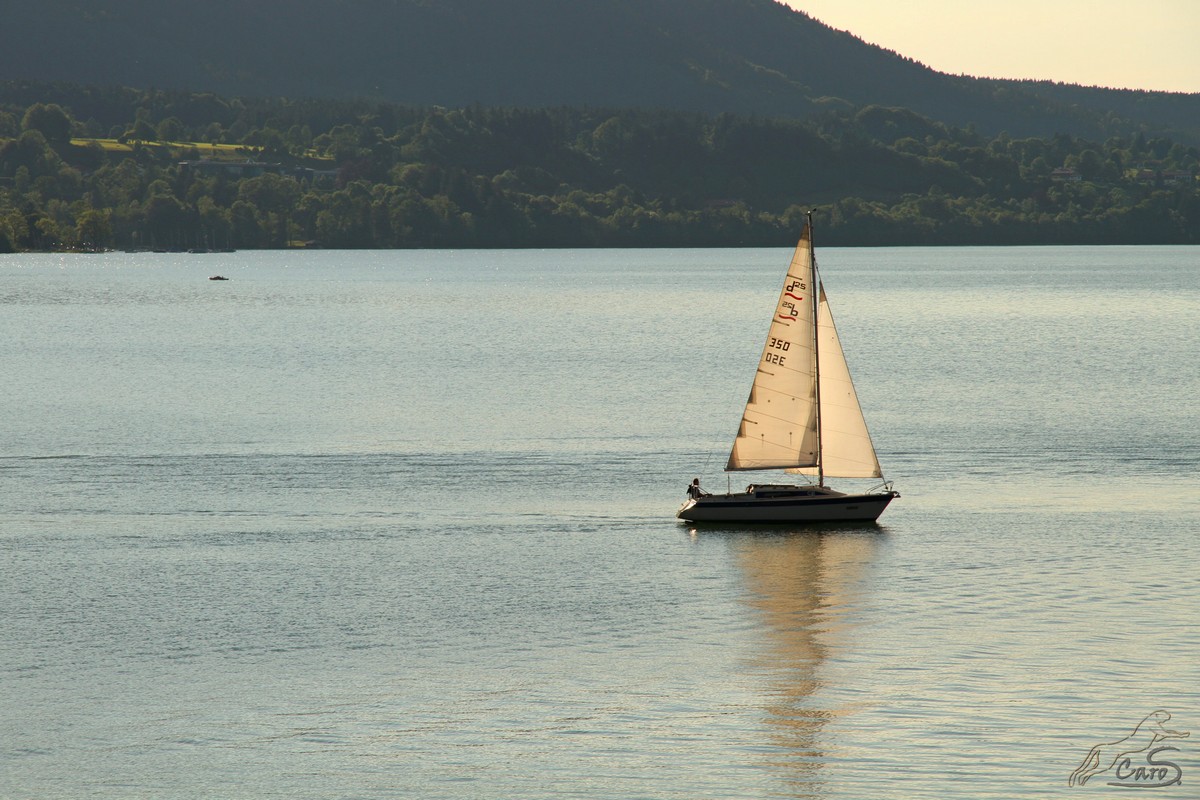 ...fährt ein Segelschiff übern Tegernsee.....