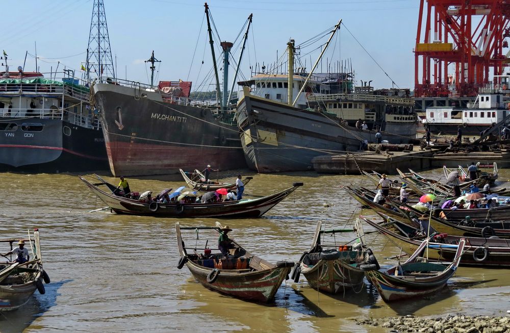 Fährverkehr auf dem Yangon River