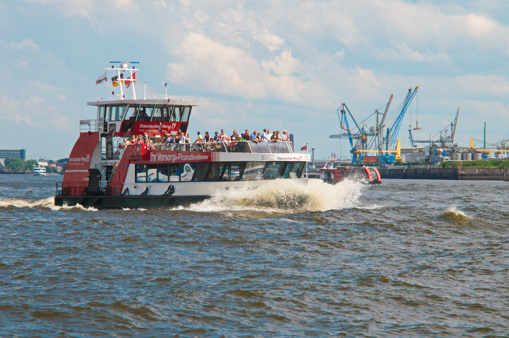 Fährverkehr im Hamburger Hafen