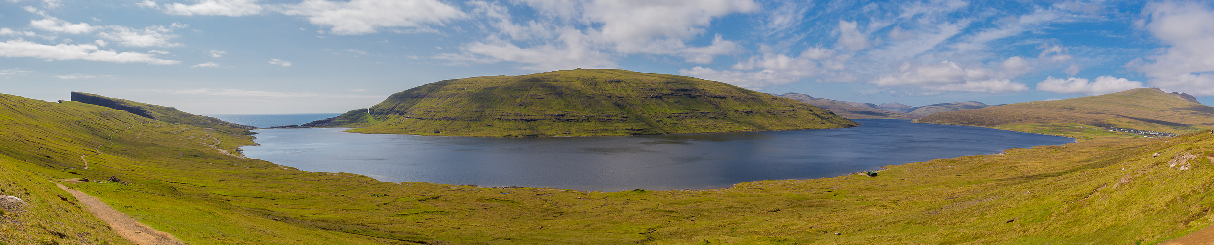 Färöer - See Sørvágsvatn oder auch Leitisvatn   ----------   Panorama freihand 8x hochkant