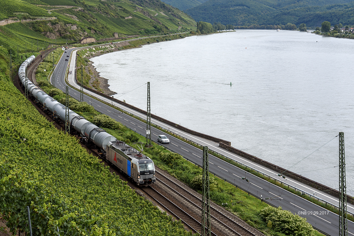 Fässer am Rhein