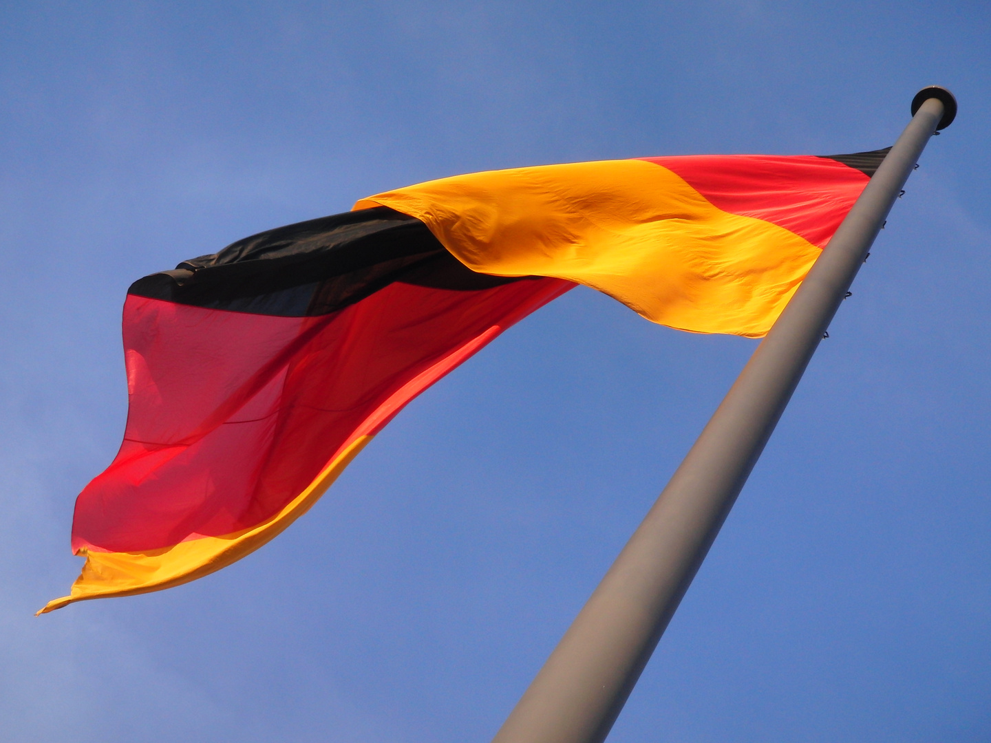 Fahne vor dem Berliner Reichstag