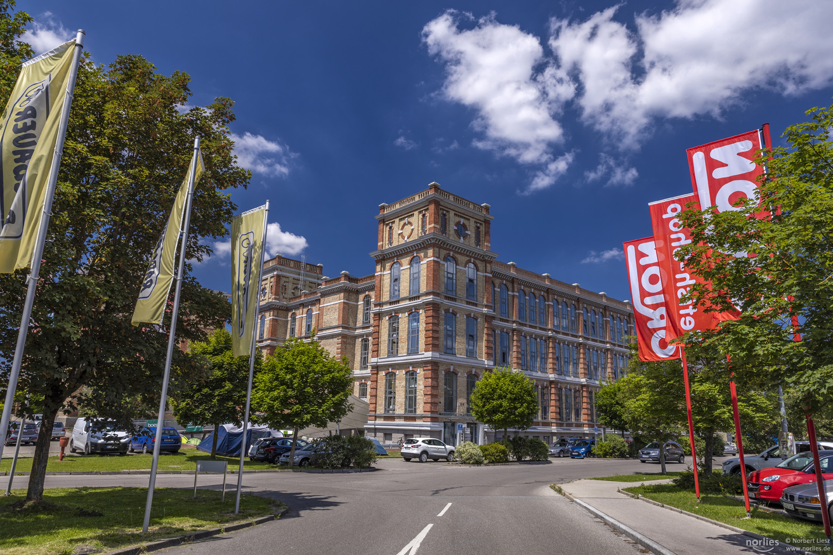 Fahnen am Fabrikschloss