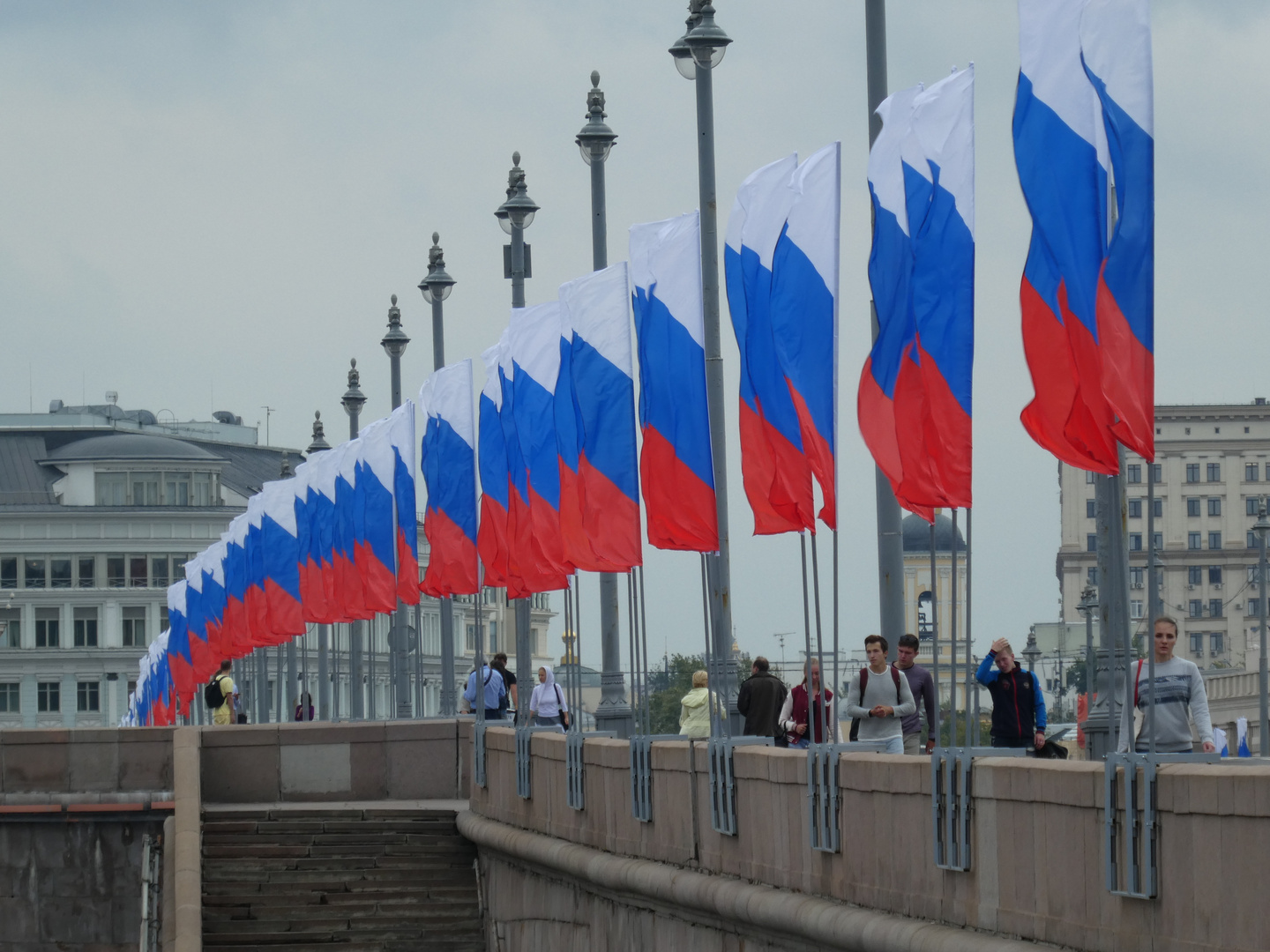 Fahnen an der Moskwa-Brücke