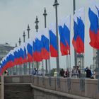 Fahnen an der Moskwa-Brücke
