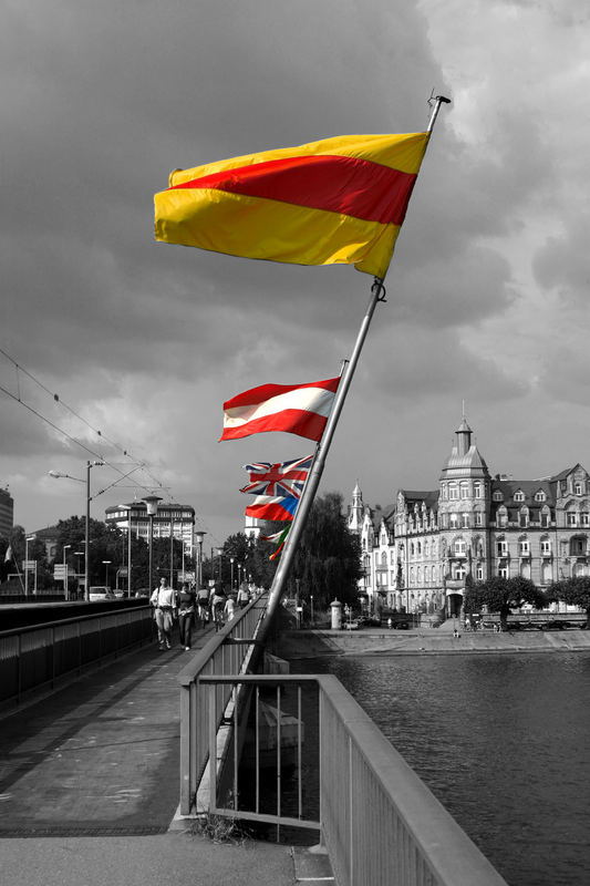 Fahnen an einer Rheinbrücke