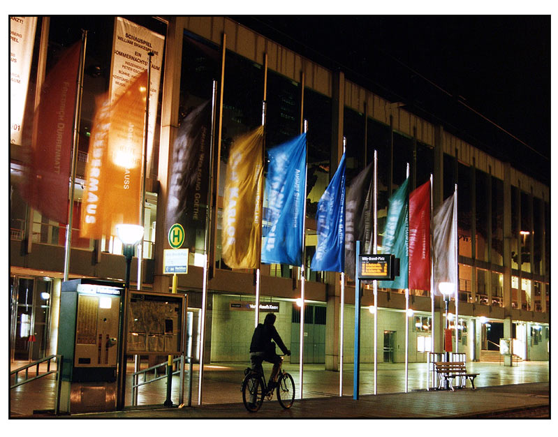 Fahnen-Konzert vor dem Theater