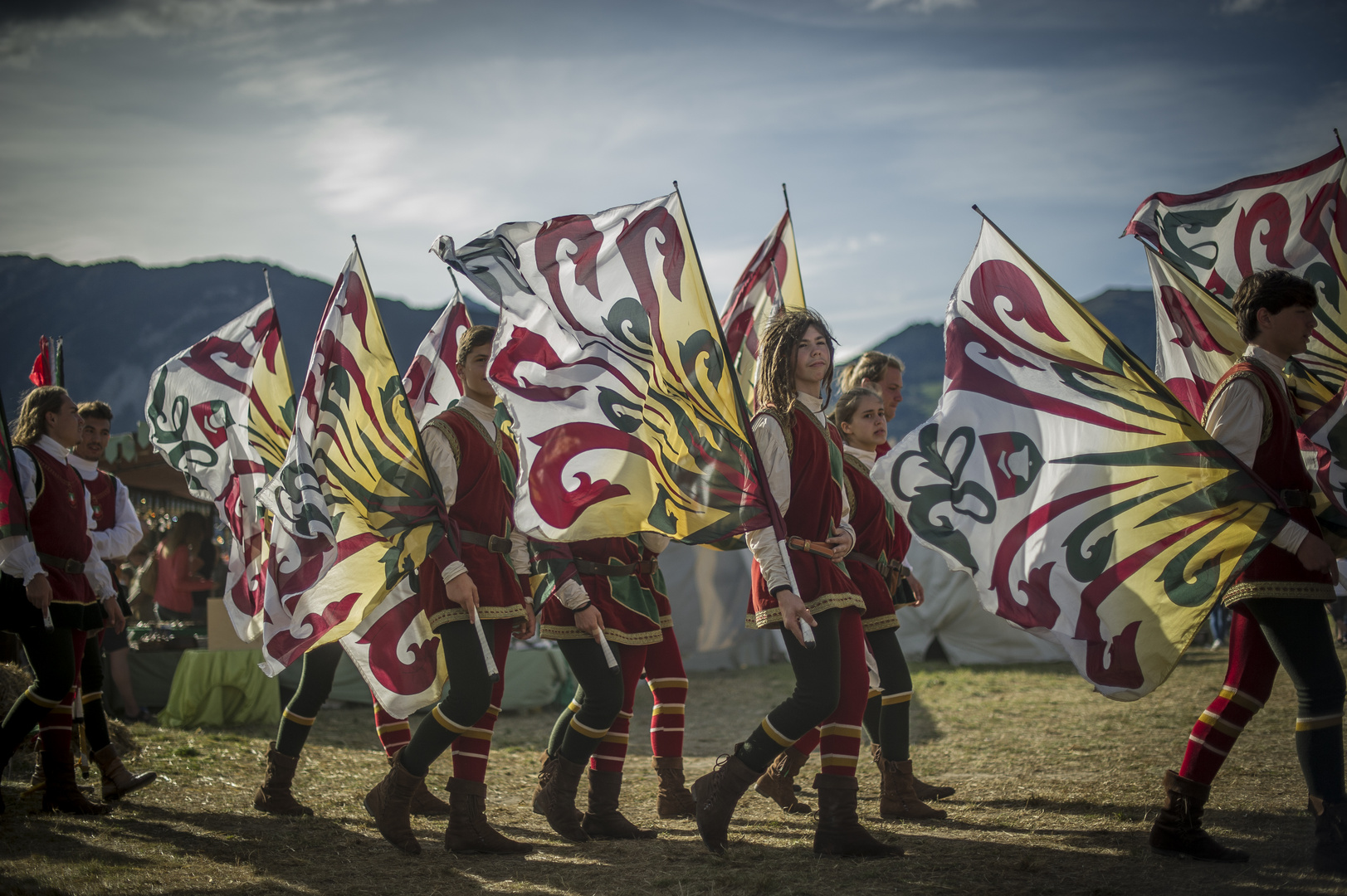Fahnen Künstler beim Südtiroler Ritterspiel