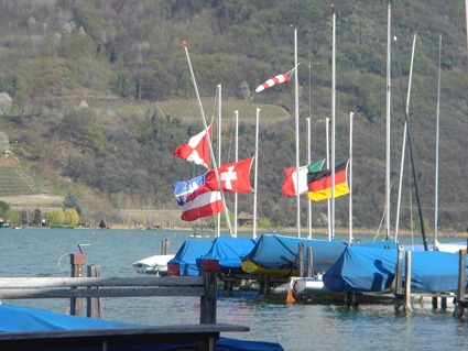 Fahnen nach Tod des Papstes auf halbmast