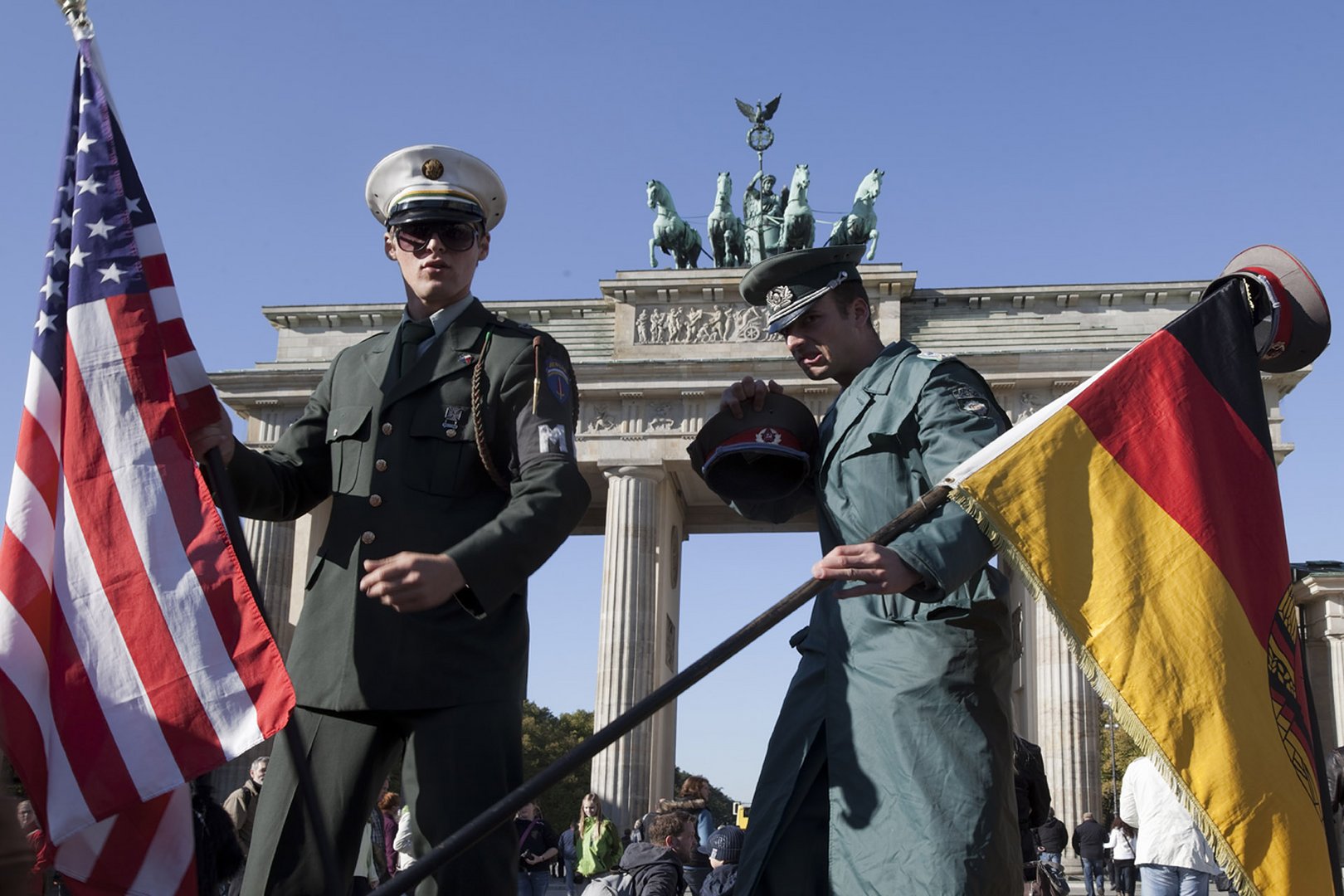 Fahnen vor dem Brandenburger Tor Berlin