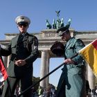 Fahnen vor dem Brandenburger Tor Berlin