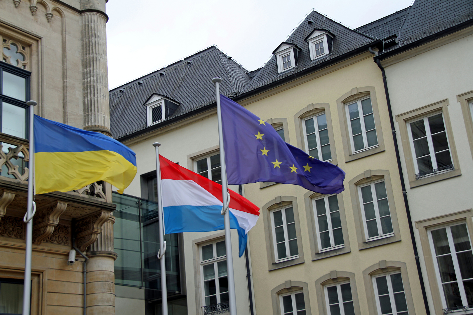 Fahnen vor Historischen Gebäuden in Luxemburg Stadt
