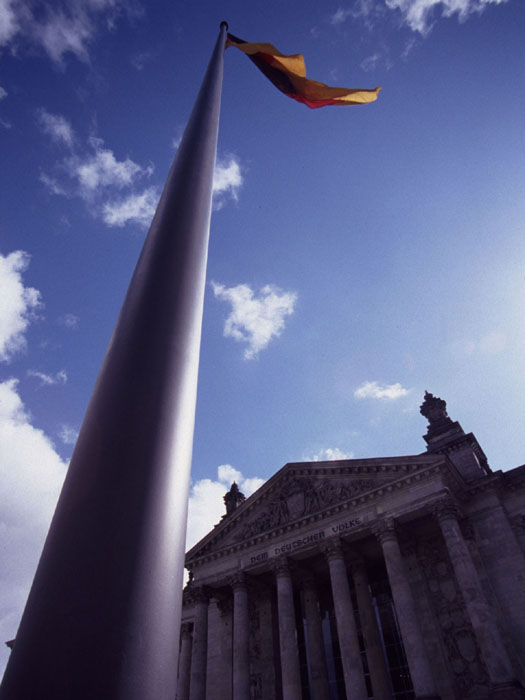 Fahnenmast vor dem Reichstag