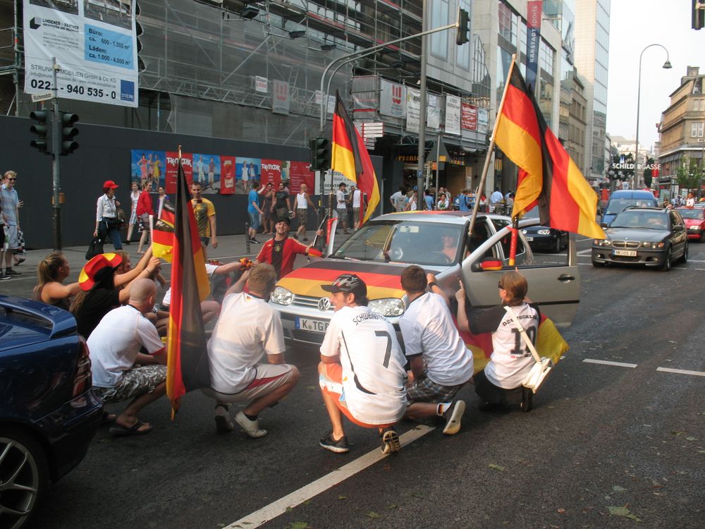 Fahnenmeer nach 4:0 Kantersieg gegen Gott und Argentinien