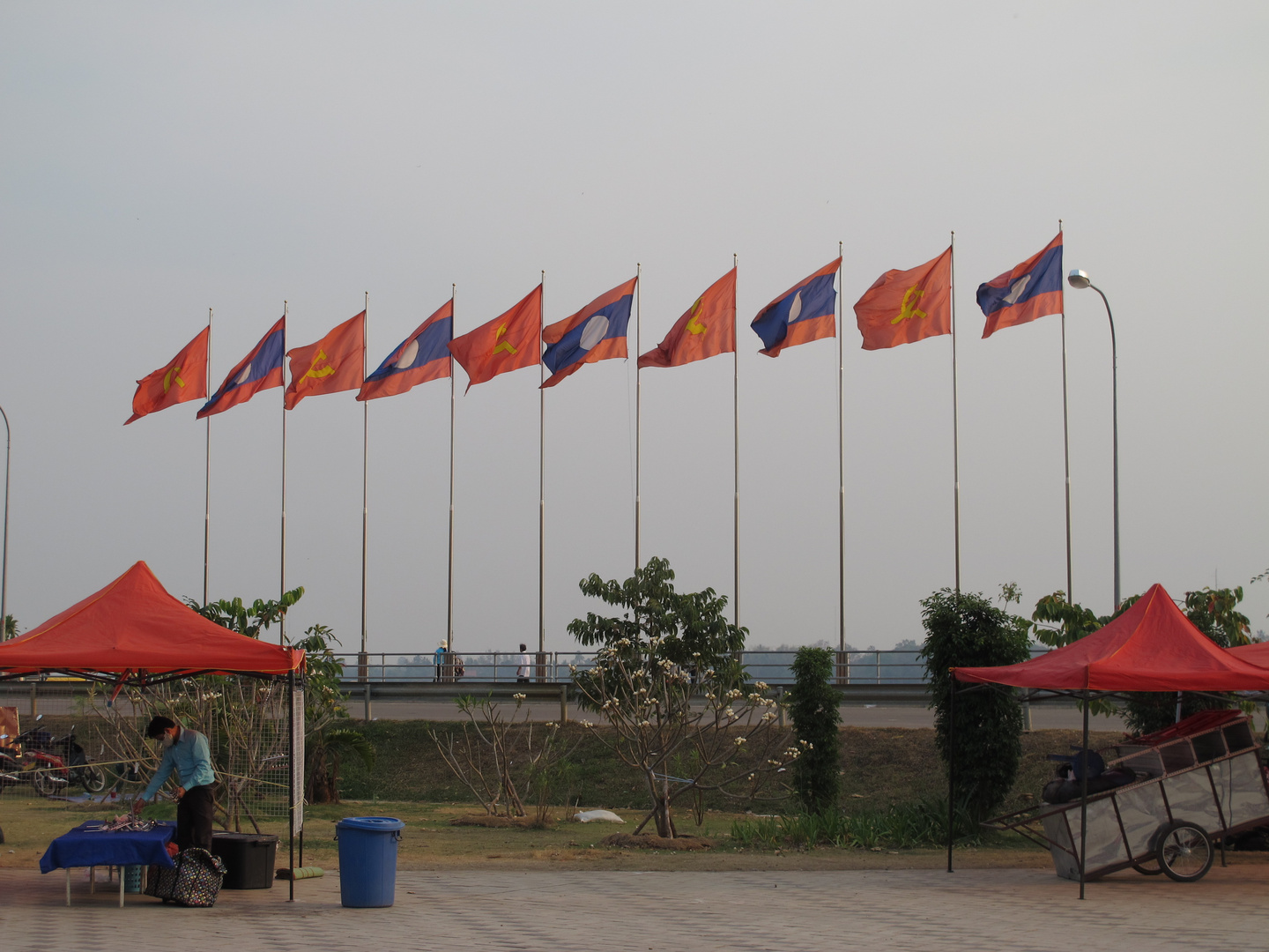 Fahnenparade in Vientiane am Ufer des Mekong