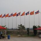 Fahnenparade in Vientiane am Ufer des Mekong