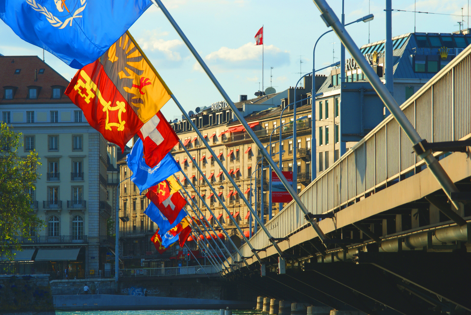 Fahnenschmuck in Genf an der Mont-Blanc-Brücke