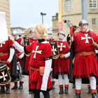 Fahnenschwingerin im Fanfarenzug -1800K