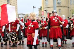 Fahnenschwingerin im Fanfarenzug -1800K