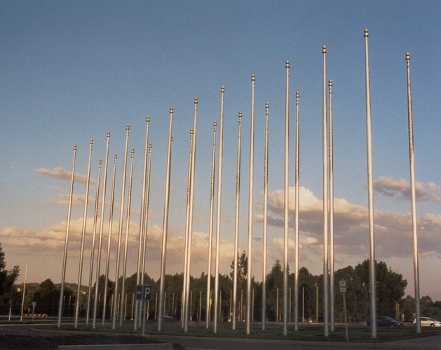 Fahnenstangen im Abendlicht