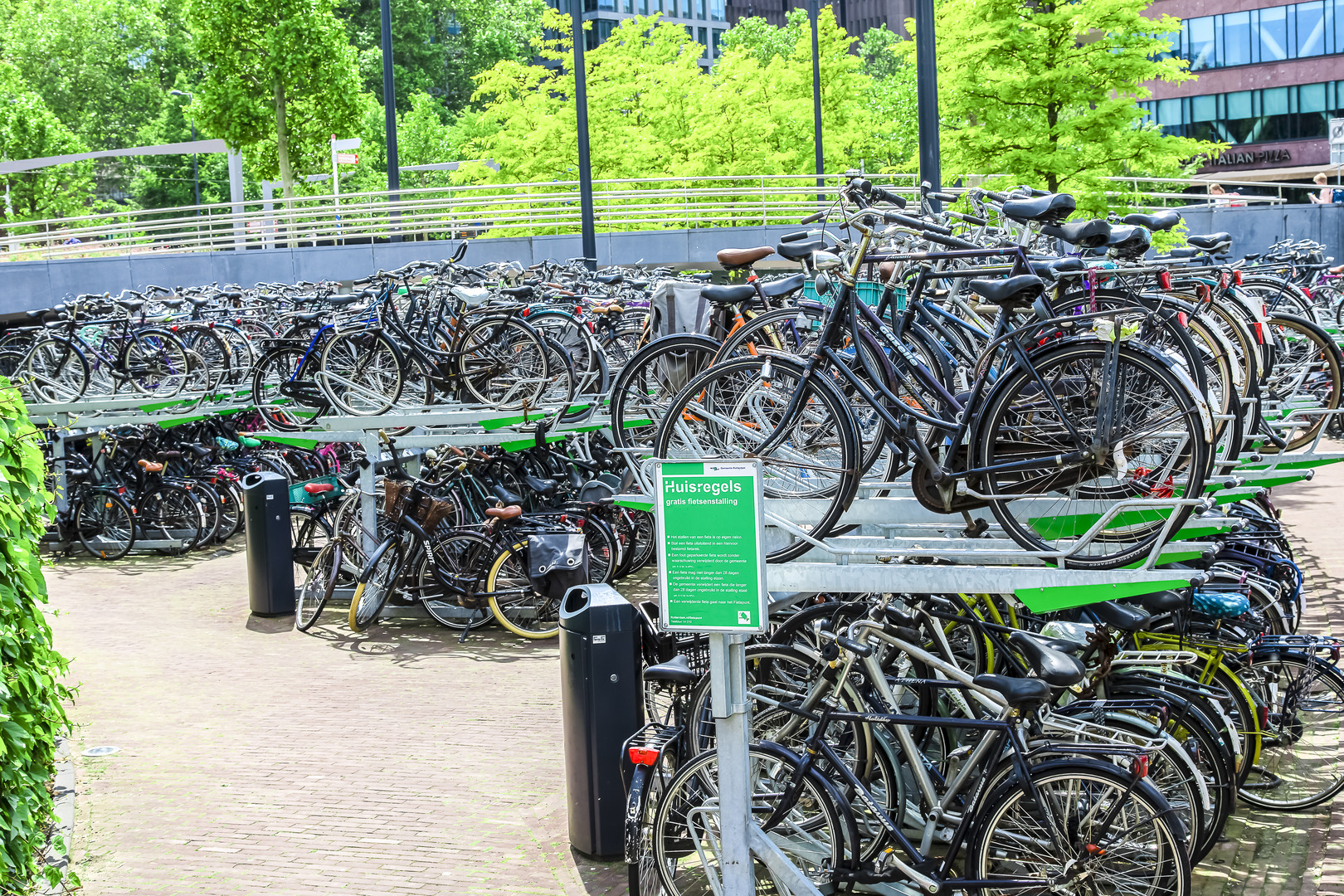 Fahrad Parkplatz Rotterdam U-Bahn + Markthalle