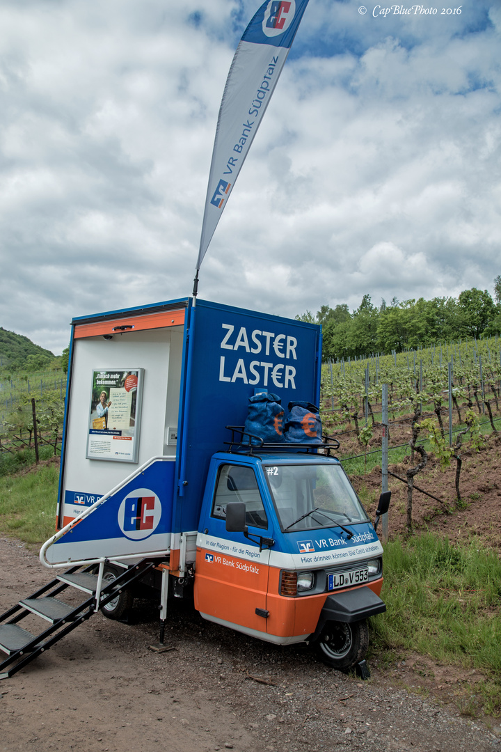 Fahrbarer Geldautomat im Weinberg