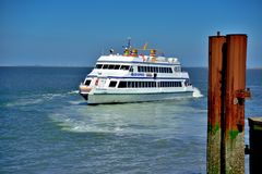 Fahre am Anleger der Hallig Hooge