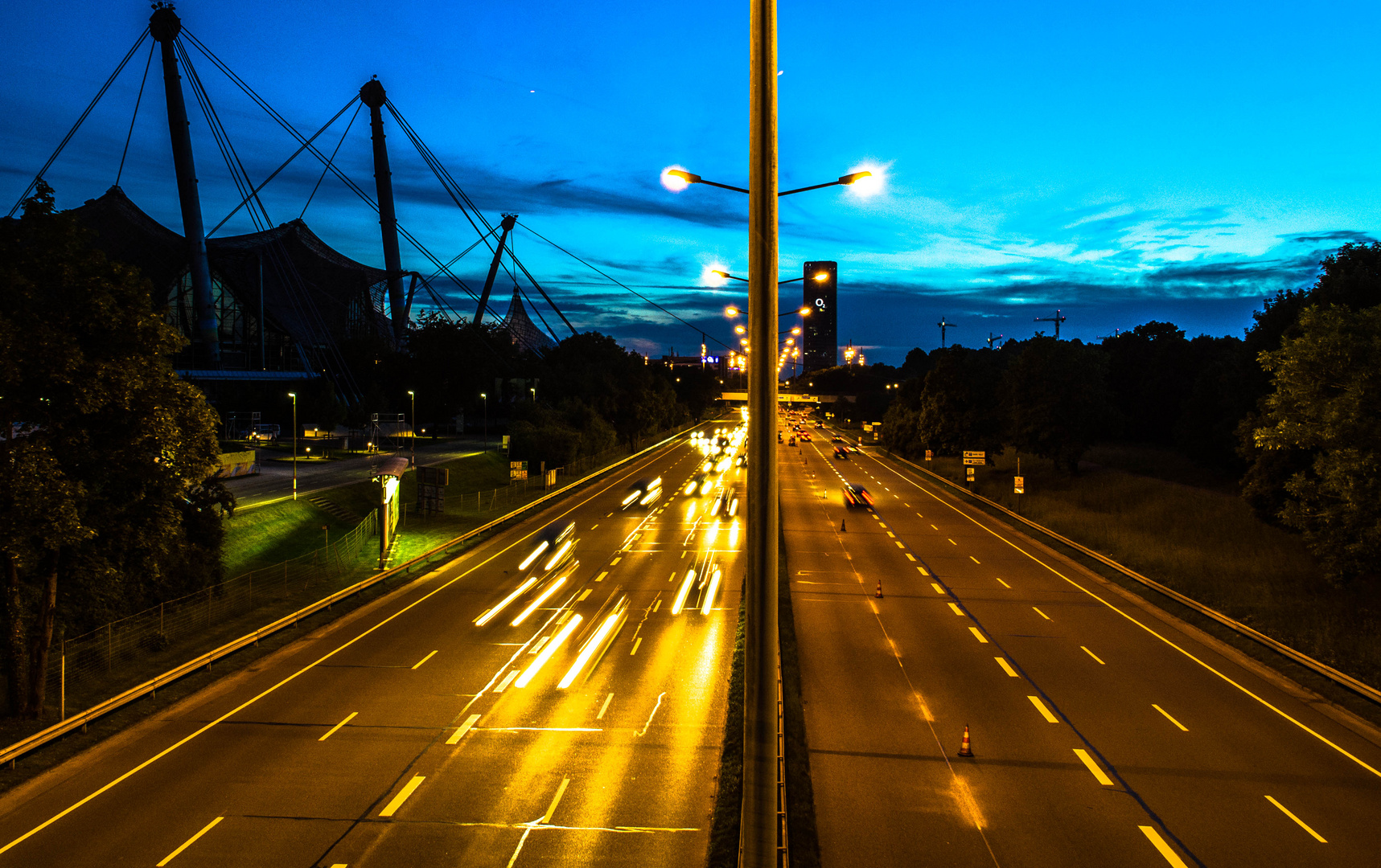 Fahrende Autos von der Brücke am Olympiagelände in München