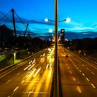 Fahrende Autos von der Brücke am Olympiagelände in München