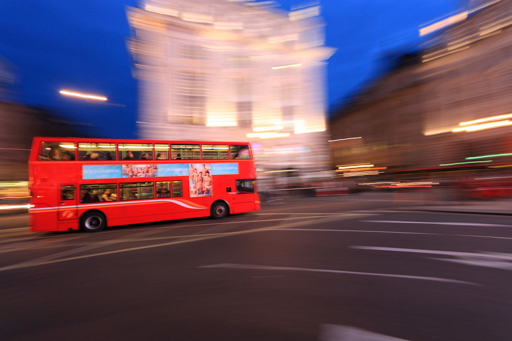 Fahrender Roter Bus