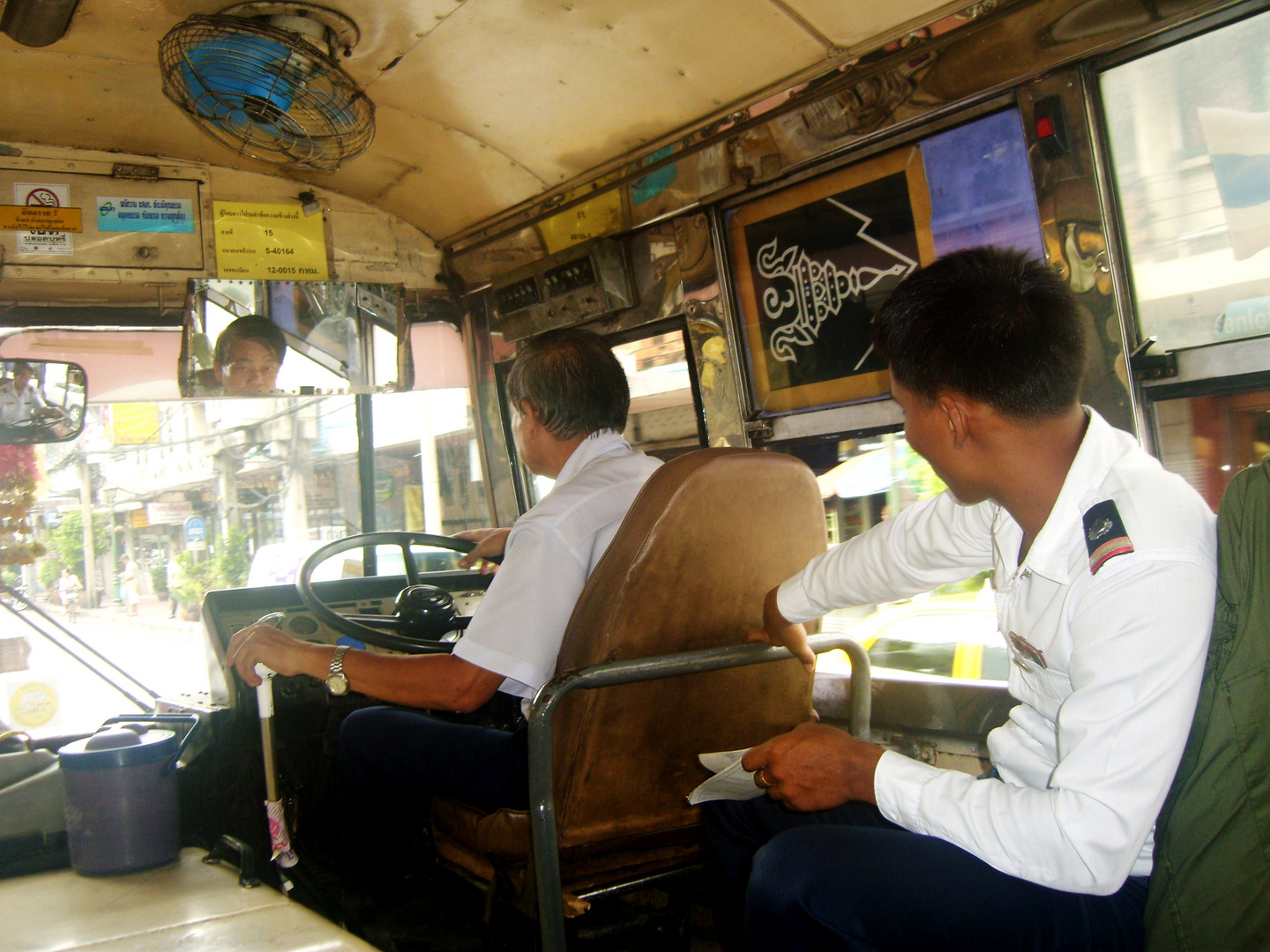 Fahrer mit Schaffner im Localbus