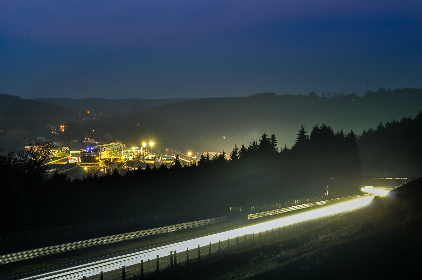 Fahrerlager in Francochamps bei Nacht