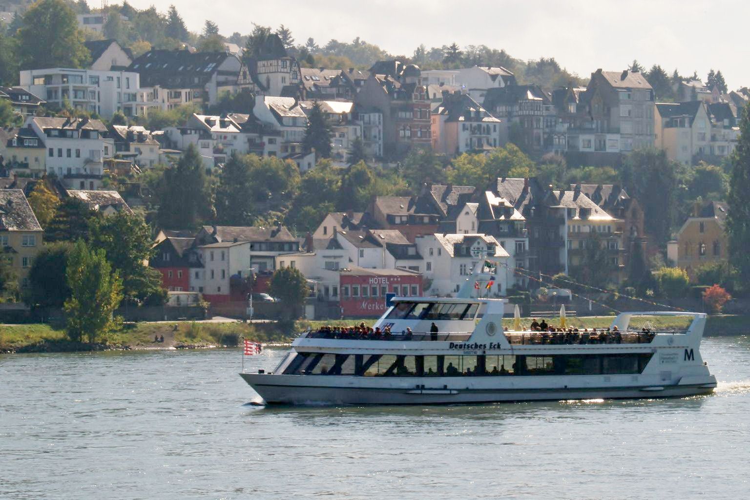 Fahrgastschiff auf dem Rhein bei Koblenz-Pfaffendorf