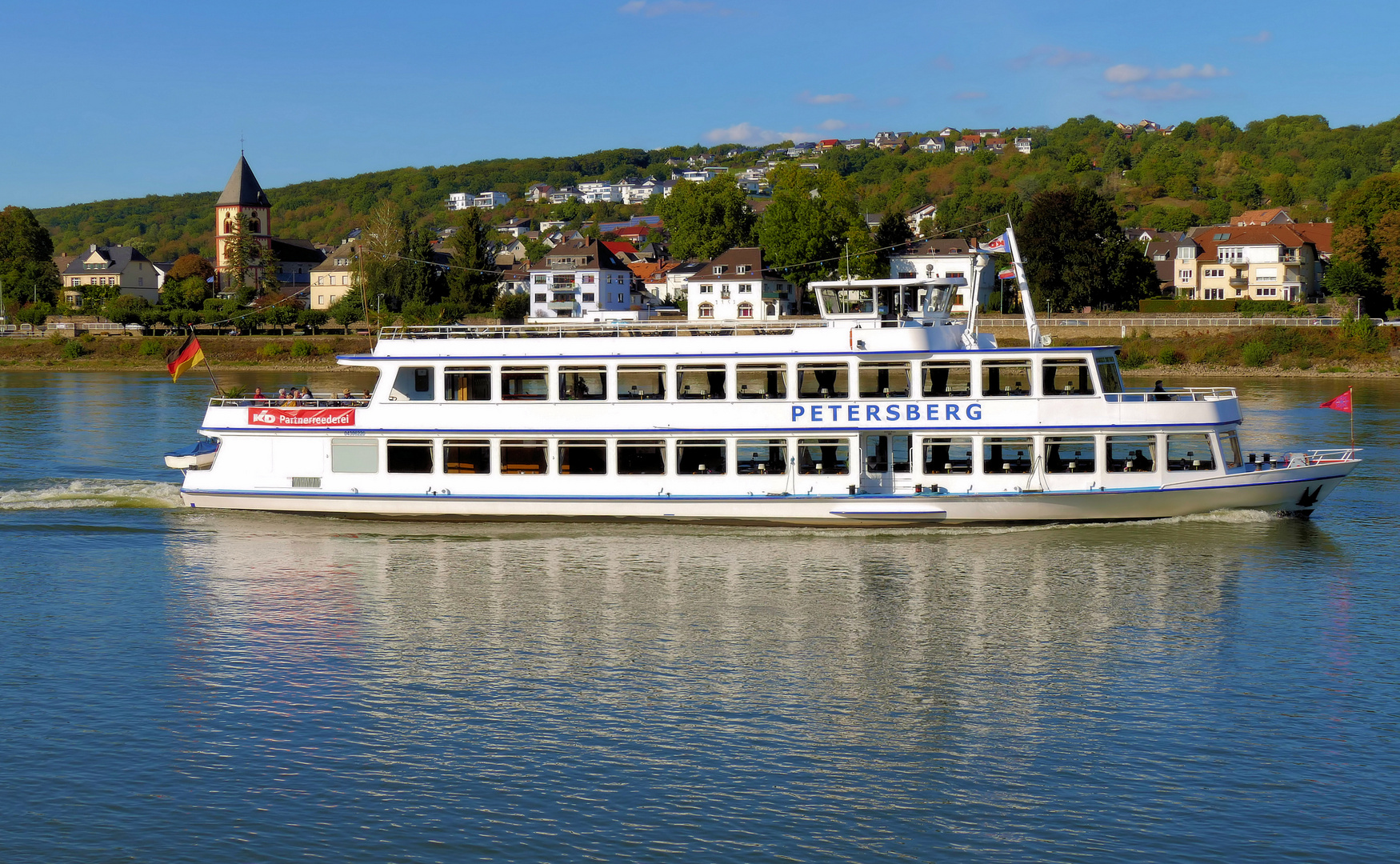 Fahrgastschiff MS Petersberg auf dem Rhein vor Erpel