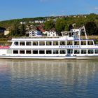 Fahrgastschiff MS Petersberg auf dem Rhein vor Erpel